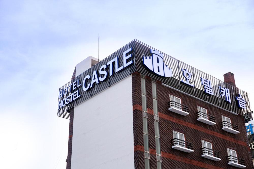 een gebouw met een bord erop bij Hotel Castle in Suncheon