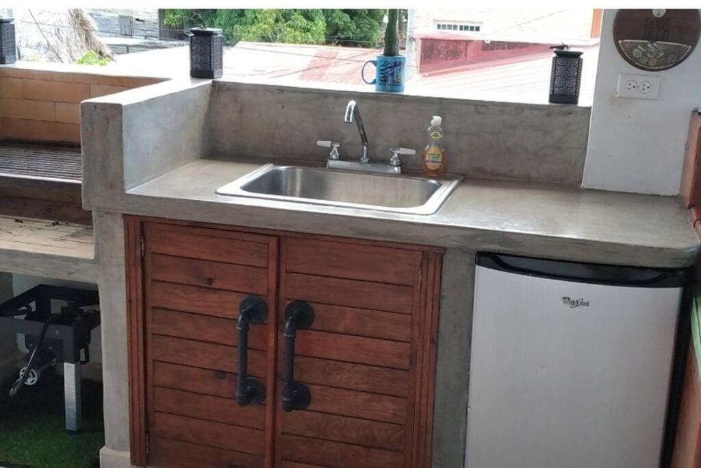 cocina con fregadero y lavavajillas en Cozy Townhouse & Terrace/Pool en La Ceiba