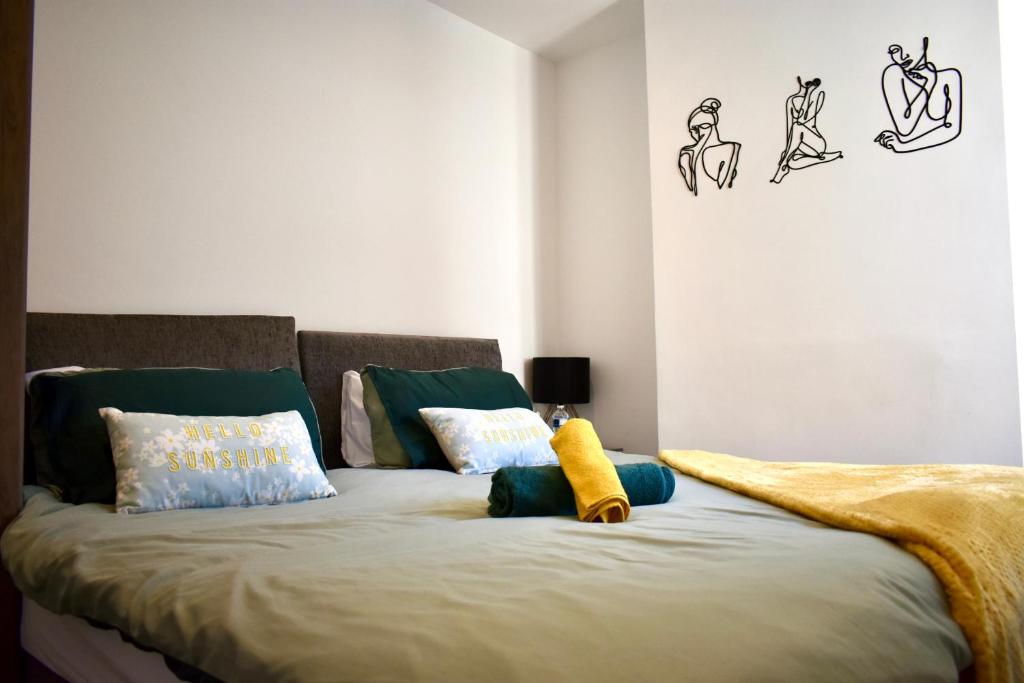 ein Bett in einem Schlafzimmer mit Wandzeichnungen in der Unterkunft Seaside Flat, Contractors, Family, Business, Parking in Portslade