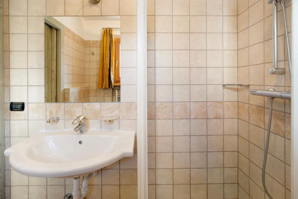 łazienka z umywalką i prysznicem w obiekcie Appartamento 3 w Livigno