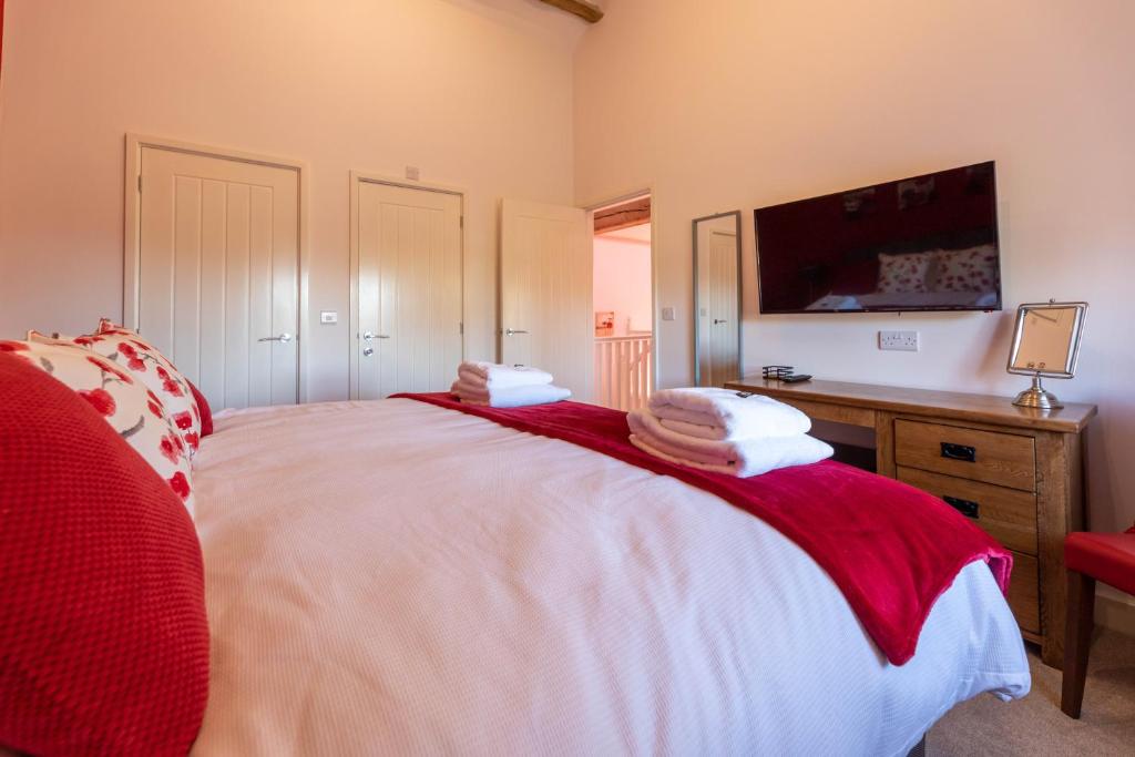 Postel nebo postele na pokoji v ubytování Caer Fedwen Barns Cariad Spacious self catering 3 bed Group Getaway Luxury Cottage with Private Hot Tub