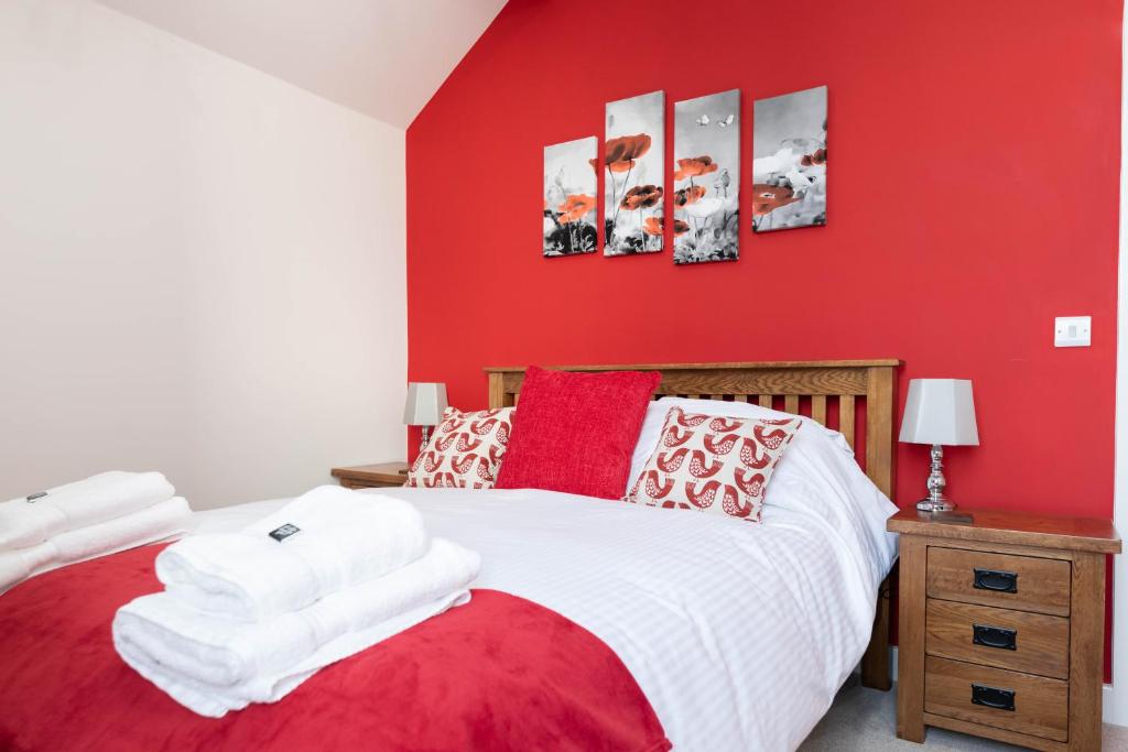 Postel nebo postele na pokoji v ubytování Caer Fedwen Barns Cariad Spacious self catering 3 bed Group Getaway Luxury Cottage with Private Hot Tub