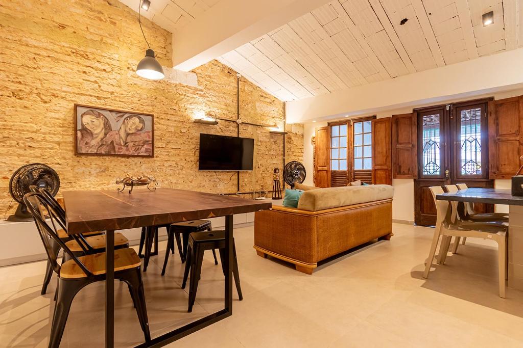 奧林達的住宿－Casas Amparo Manupiá，一间带桌子和沙发的用餐室