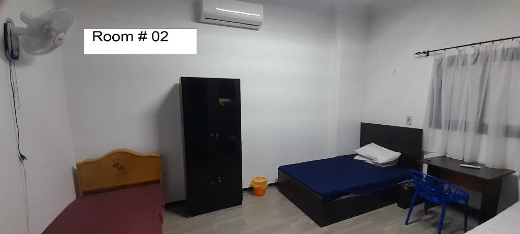 Postel nebo postele na pokoji v ubytování Rooms, shared apartment with a separate private entrance in Nasr City,Cairo,Egypt near the new Malaysian students building, the Abana, Al-Fajr Institute for teaching languages 15 min from Cairo International Airport, 25 min downtown and 40 min to pyramids