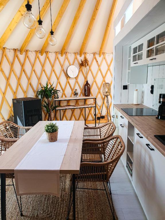 Kuchyň nebo kuchyňský kout v ubytování Jurty Glamping