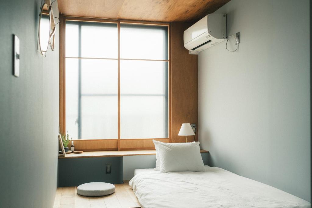 Postel nebo postele na pokoji v ubytování Okazaki Micro Hotel ANGLE
