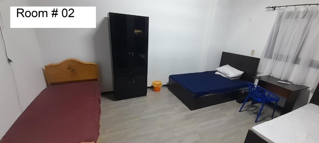 Postel nebo postele na pokoji v ubytování Rooms, shared apartment with a separate private entrance in Nasr City,Cairo,Egypt near the new Malaysian students building, the Abana, Al-Fajr Institute for teaching languages 15 min from Cairo International Airport, 25 min downtown and 40 min to pyramids