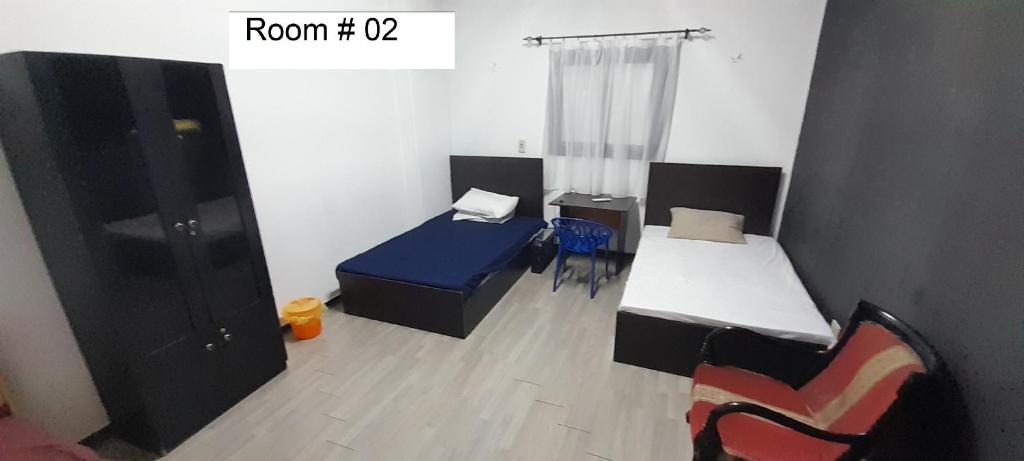 Postel nebo postele na pokoji v ubytování Rooms, shared apartment with a separate private entrance in Nasr City,Cairo,Egypt near the new Malaysian students building, the Abana, Al-Fajr Institute for teaching languages 15 min from Cairo International Airport, 25 min downtown and 40 min to pyramids