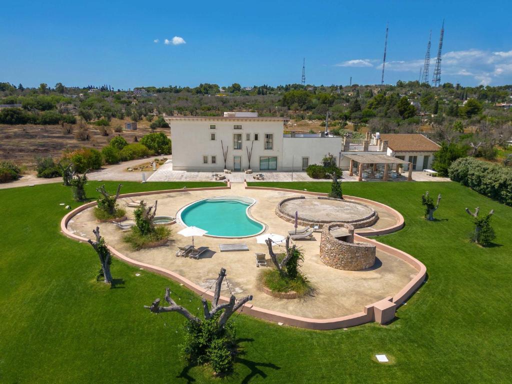 una vista aérea de una casa con piscina en Masseria Sant'Eleuterio, en Collepasso