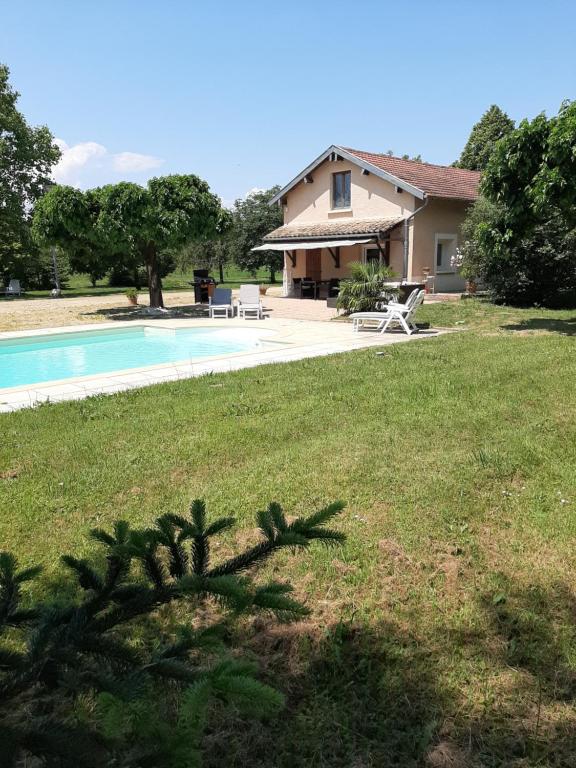 une maison avec une piscine dans la cour dans l'établissement Gîte à la campagne avec piscine, à Biziat