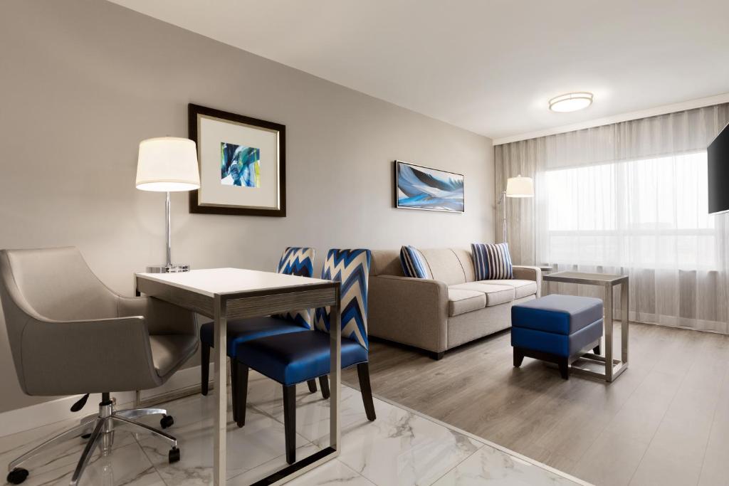 Embassy Suites By Hilton Toronto Airport photo
