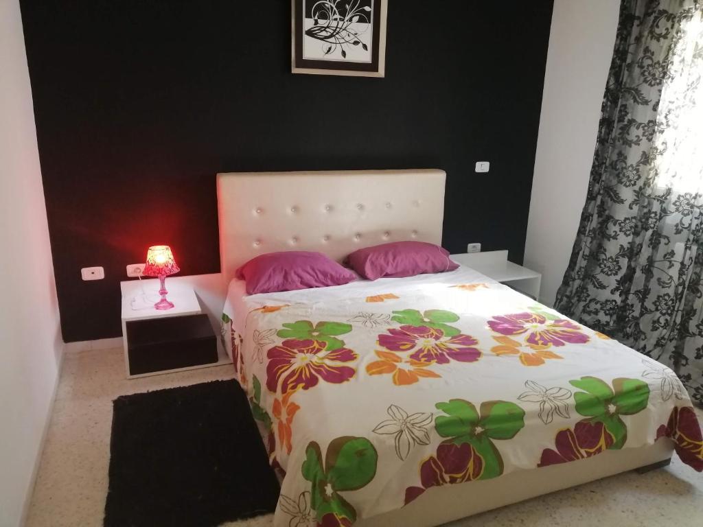 Palmeraies vacances Tunis tesisinde bir odada yatak veya yataklar