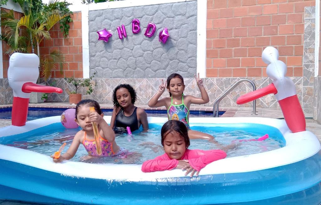 卡利的住宿－FINCA LA CHUZKARINA，一群女孩在充气池里