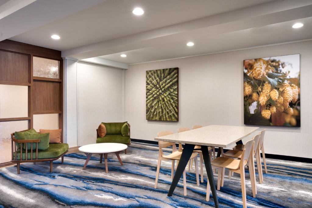 Posezení v ubytování Fairfield Inn & Suites by Marriott Yakima