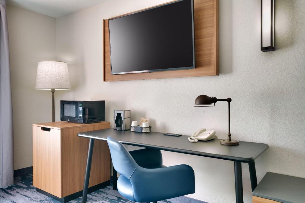 TV a/nebo společenská místnost v ubytování Fairfield Inn & Suites by Marriott Yakima