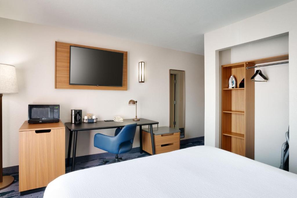 TV a/nebo společenská místnost v ubytování Fairfield Inn & Suites by Marriott Yakima