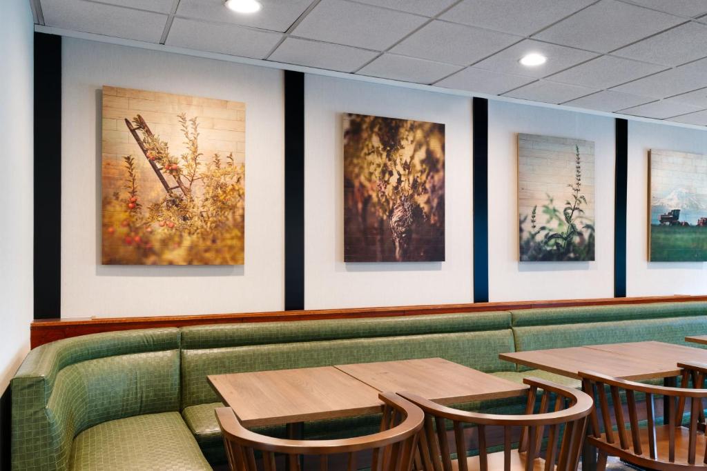 Posezení v ubytování Fairfield Inn & Suites by Marriott Yakima