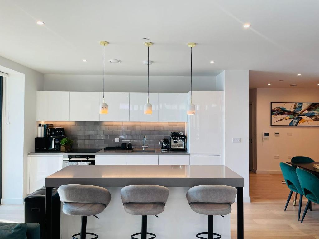 Three bedroom with direct river views. Openplan kitchen., London