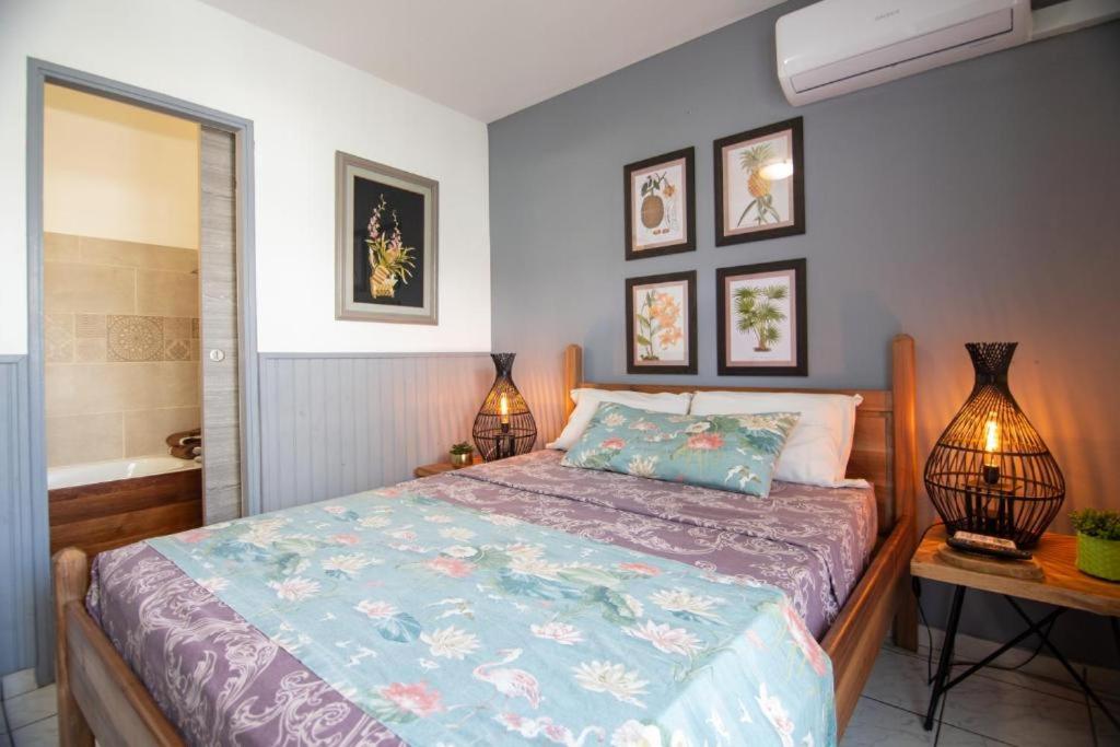 Postel nebo postele na pokoji v ubytování 1A - Chambres et Appartements au calme - Centre St Denis - Barachois
