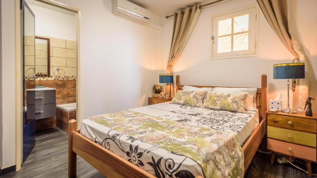 Postel nebo postele na pokoji v ubytování 1A - Chambres et Appartements au calme - Centre St Denis - Barachois