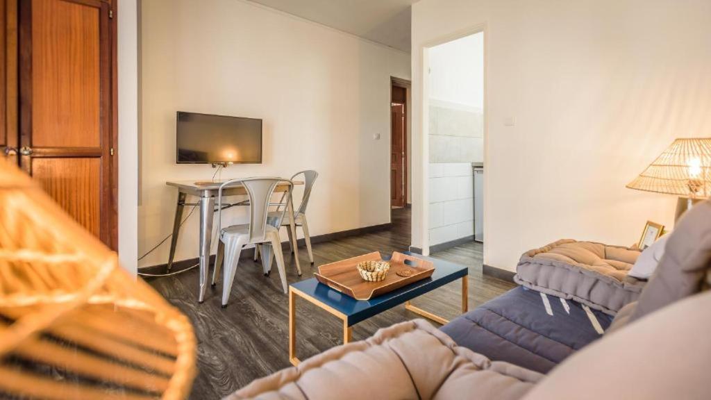 TV a/nebo společenská místnost v ubytování 1A - Chambres et Appartements au calme - Centre St Denis - Barachois