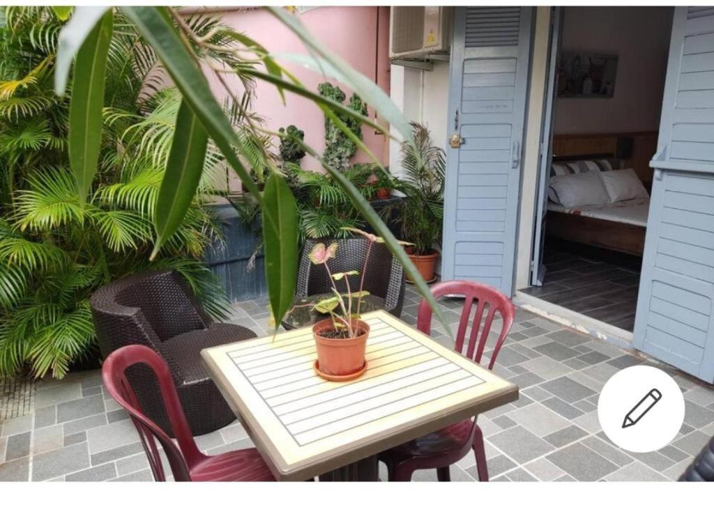 Balkón nebo terasa v ubytování 1A - Chambres et Appartements au calme - Centre St Denis - Barachois