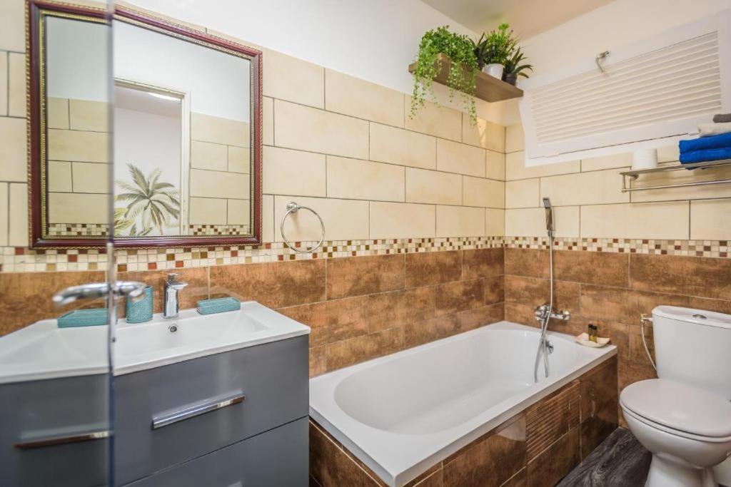 Koupelna v ubytování 1A - Chambres et Appartements au calme - Centre St Denis - Barachois