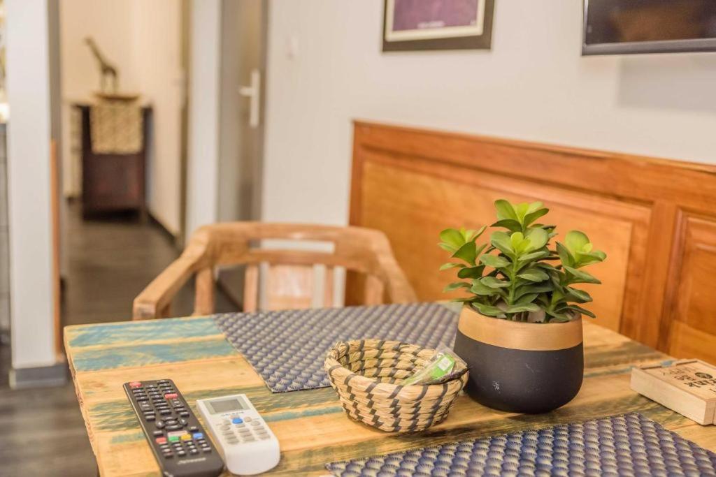 TV a/nebo společenská místnost v ubytování 1A - Chambres et Appartements au calme - Centre St Denis - Barachois