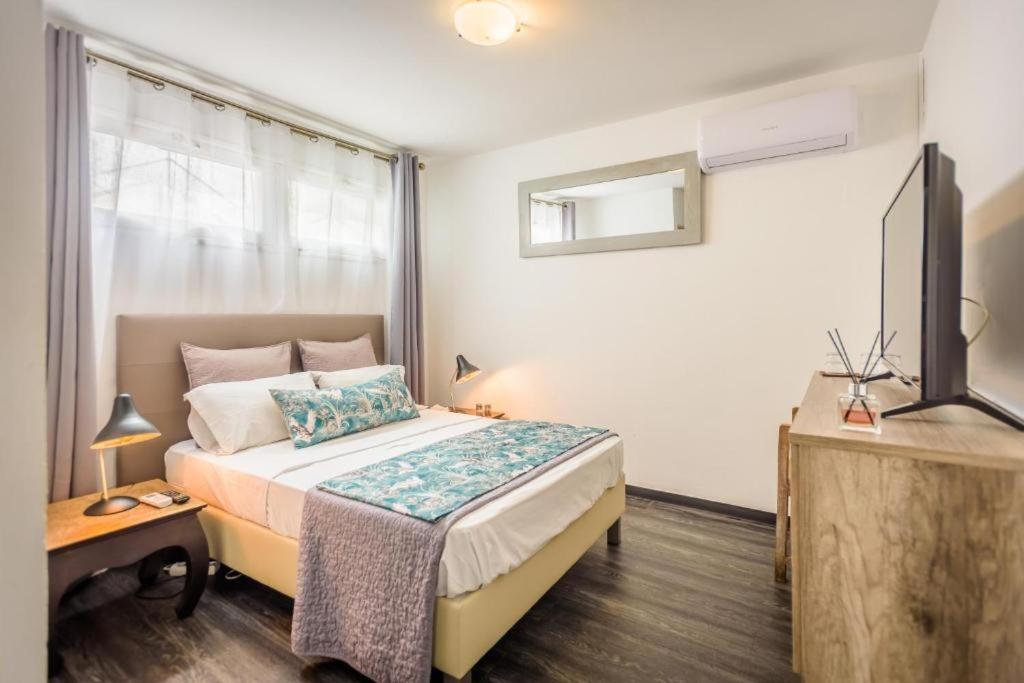Postel nebo postele na pokoji v ubytování 1A - Chambres et Appartements au calme - Centre St Denis - Barachois