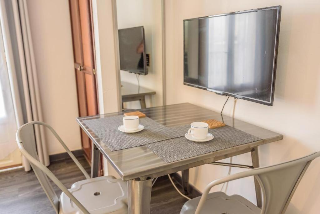 TV a/nebo společenská místnost v ubytování 1A - Chambres et Appartements au calme - Centre St Denis - Barachois