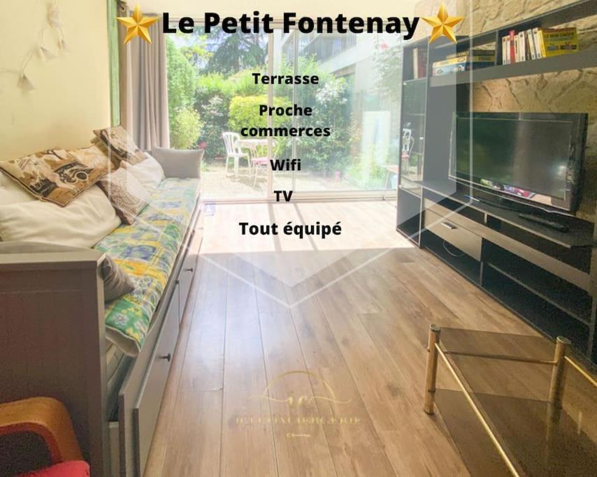 Zimmer mit einem Bett, einem TV und einem Tisch in der Unterkunft Le Petit Fontenay in Fontenay-le-Fleury