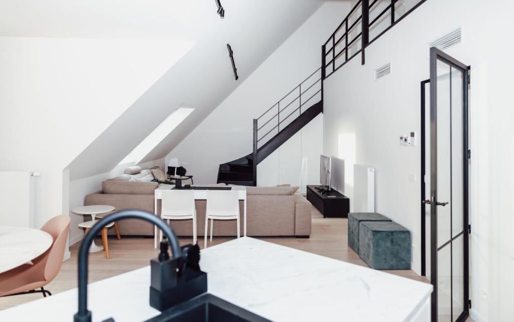 ein Wohnzimmer mit einer Treppe und einer Couch in der Unterkunft CH Longstay 2 in Kortrijk