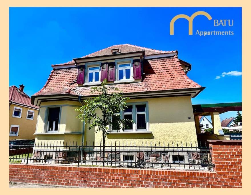 żółty dom z czerwonym dachem w obiekcie Altbauvilla im Herzen von Lorsch w mieście Lorsch