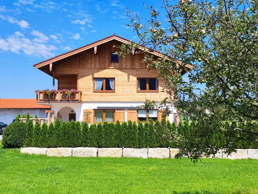 une maison avec une clôture devant elle dans l'établissement Ferienwohnung Haindorfer Berg, à Aschau im Chiemgau