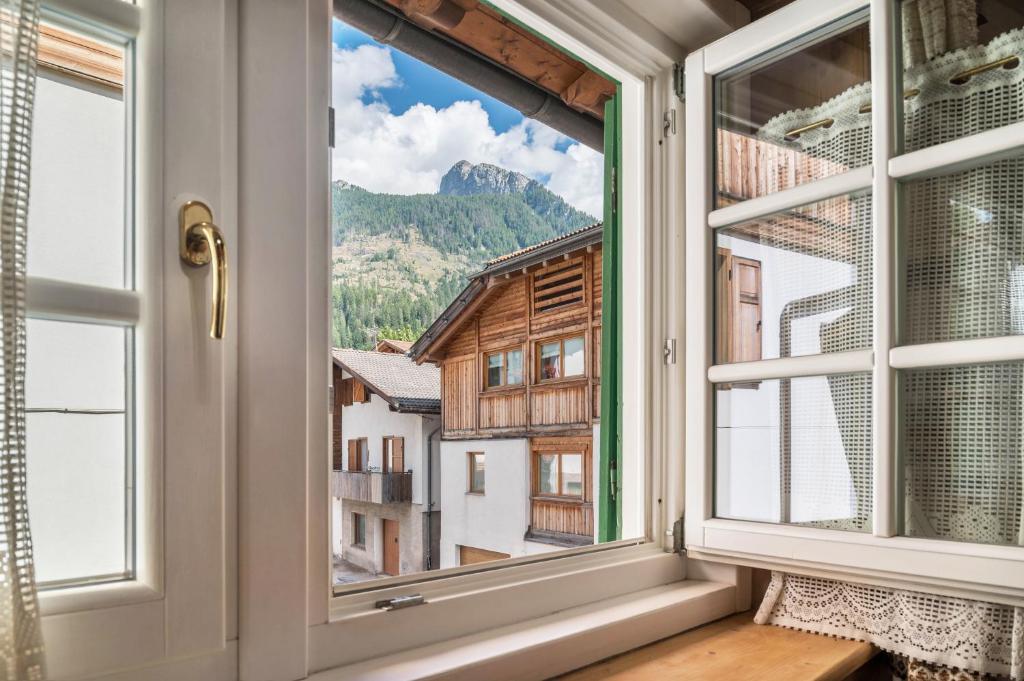 ventana con vistas a la montaña en Appartamento Cinzia, en Moena