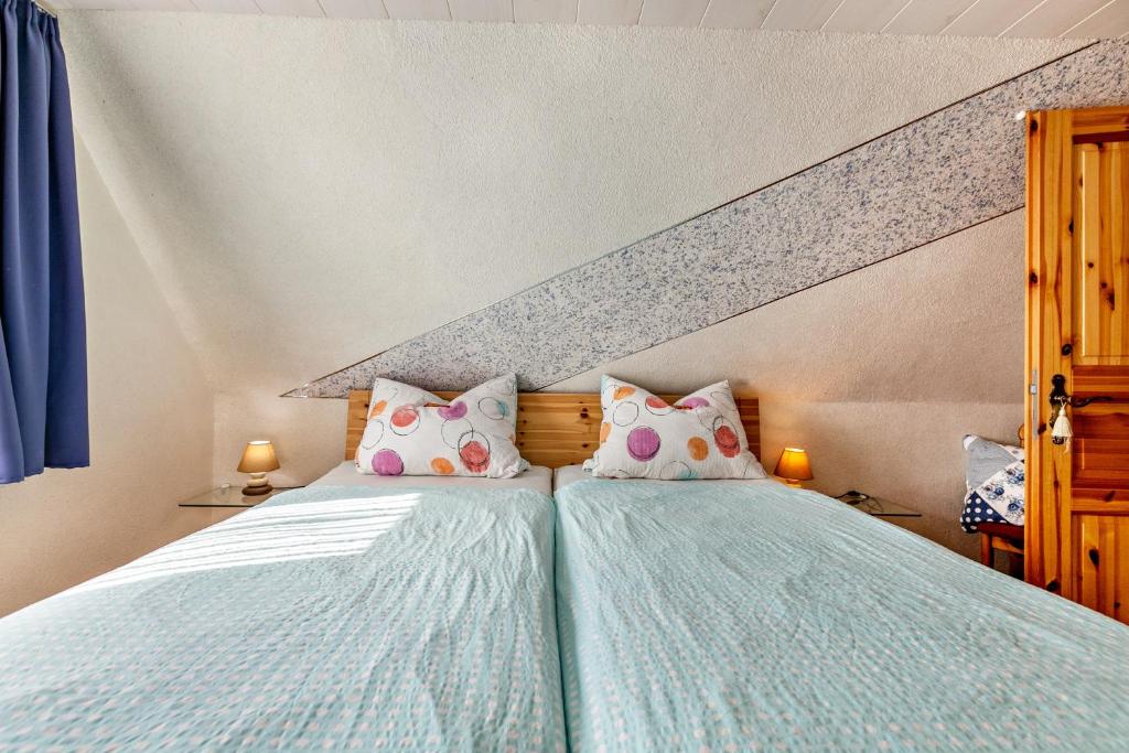 a bedroom with two twin beds with blue sheets at Ferienhaus Riedel in Galmsbüll