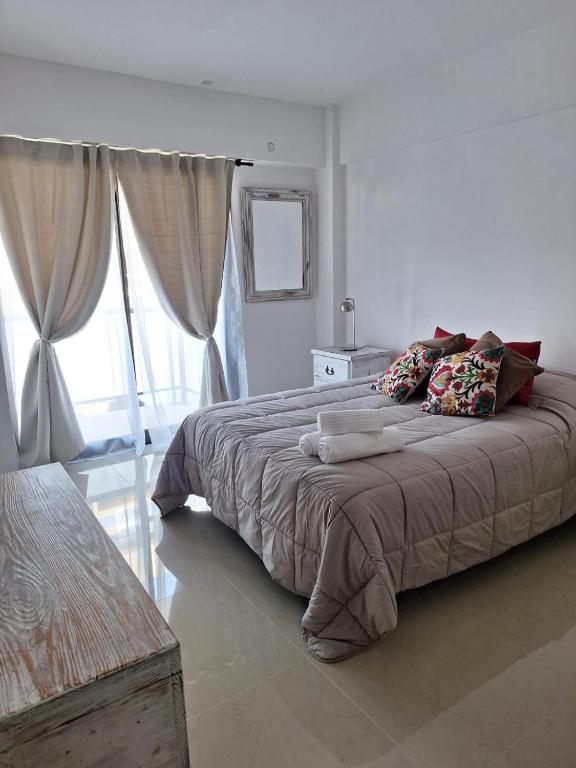 1 dormitorio con cama grande y ventana grande en Departamento Pueyrredón Salta Argentina en Salta