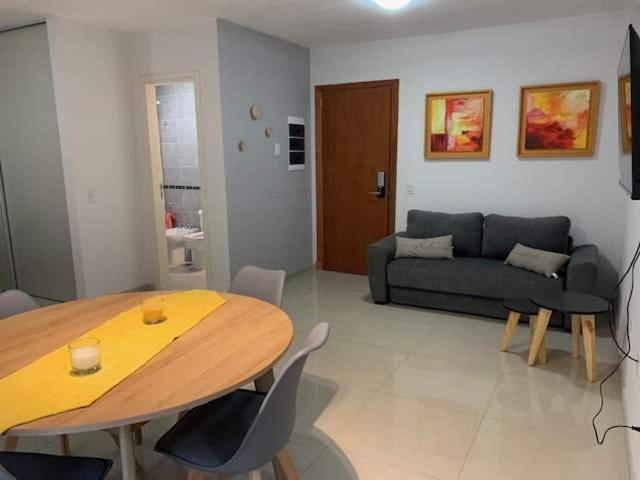 ein Wohnzimmer mit einem Tisch und einem Sofa in der Unterkunft Departamento Opera Torre 2 in Villa Carlos Paz