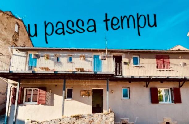 a building with the words tu pasosa tempura on it w obiekcie Hôtel U Passa Tempu w mieście Corte