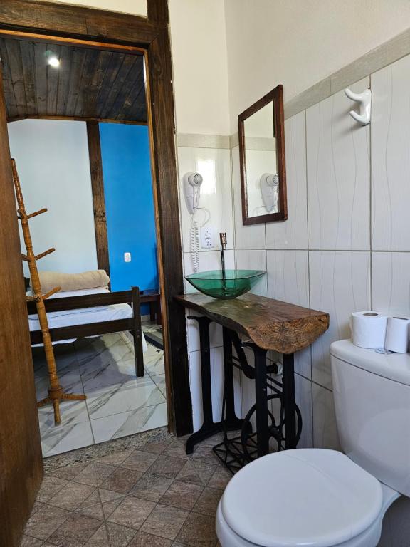 クーニャにあるPousada e Restaurante Clima da Serraの洗面台、トイレ、鏡のあるバスルーム