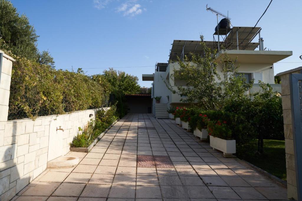 une passerelle devant une maison avec des plantes dans l'établissement Villa Irini, à Patsídhes