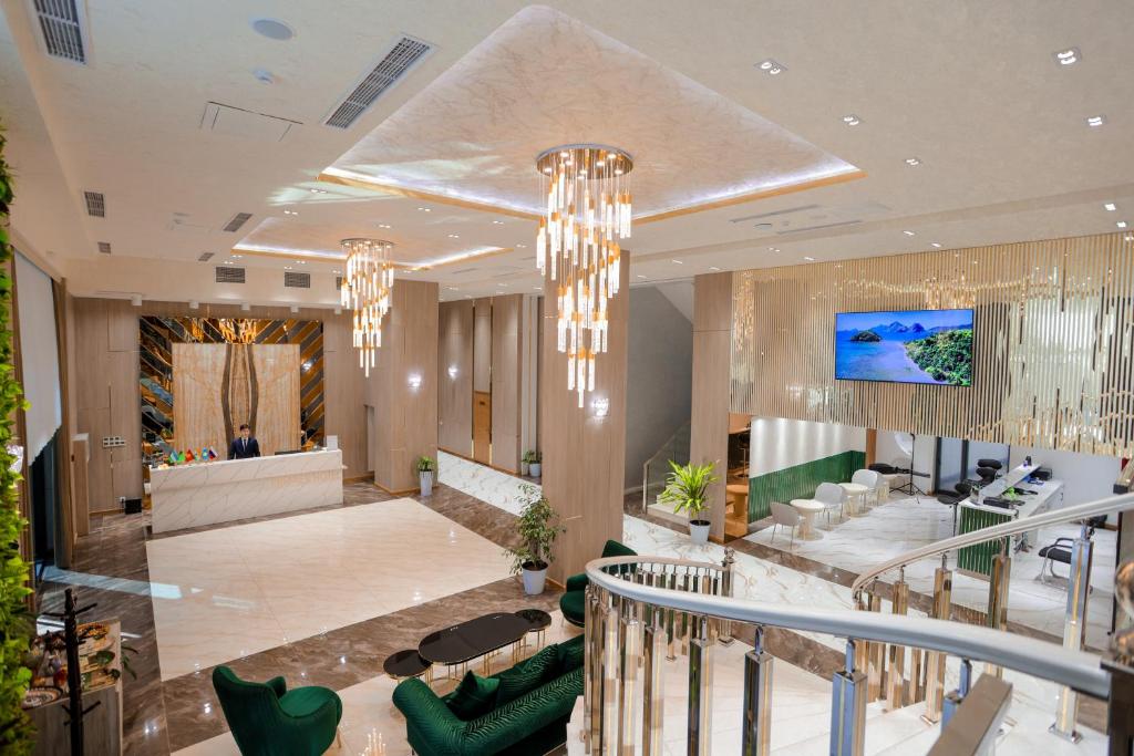 hol hotelowy z żyrandolami w obiekcie PREMIER HOTEL w Andiżanie