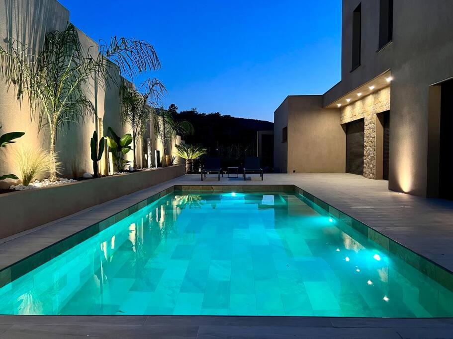 une piscine devant une maison dans l'établissement Magnifique villa contemporaine, à Fréjus