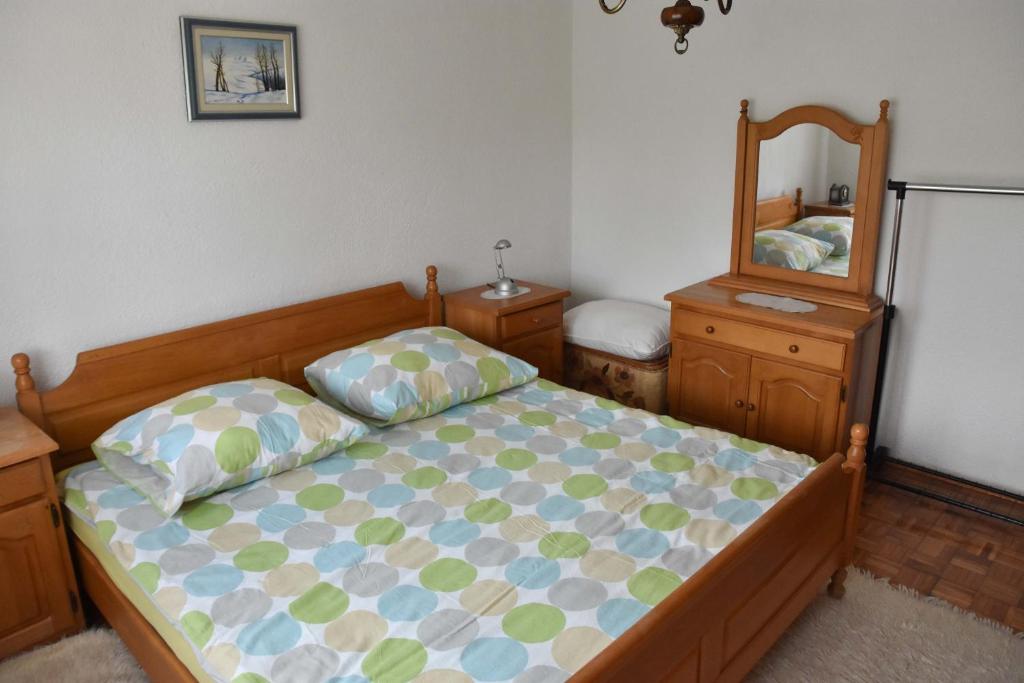 1 dormitorio con cama y espejo en Apartman Zdenka, en Livno