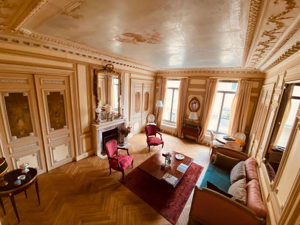 un salon avec un canapé et une table dans l'établissement Le Royaume des anges - Logement enchanteur centre - 265, à Rouen