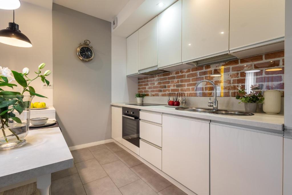 Kuchnia lub aneks kuchenny w obiekcie Apartment 24 Premium Old Town Wroclaw