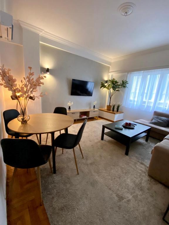 Televízia a/alebo spoločenská miestnosť v ubytovaní Cozy apartment in Kolonaki Athens - Sleeps 5