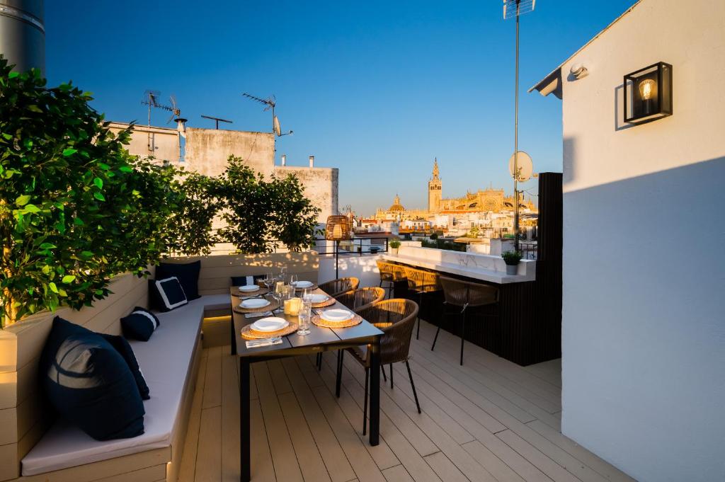 una mesa en un balcón con vistas al puerto en Wide with magnificent terrace - 3Bd 2Bth- Arenal, en Sevilla