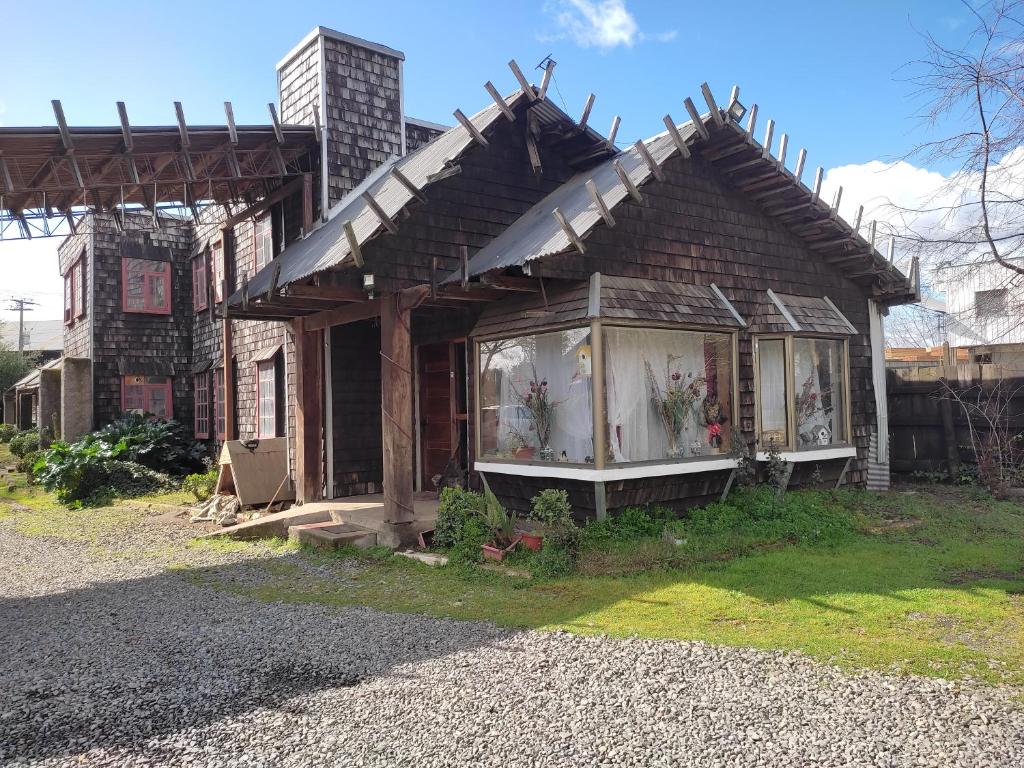 une petite maison assise au-dessus d'une cour dans l'établissement Cabañas Antonella Los Angeles, à Los Ángeles