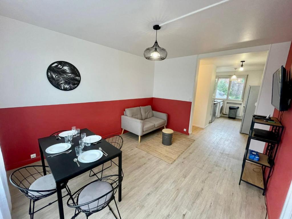- un salon avec une table, des chaises et un canapé dans l'établissement Appartement 3 chambres - Proche Dock 76 - 128, à Rouen